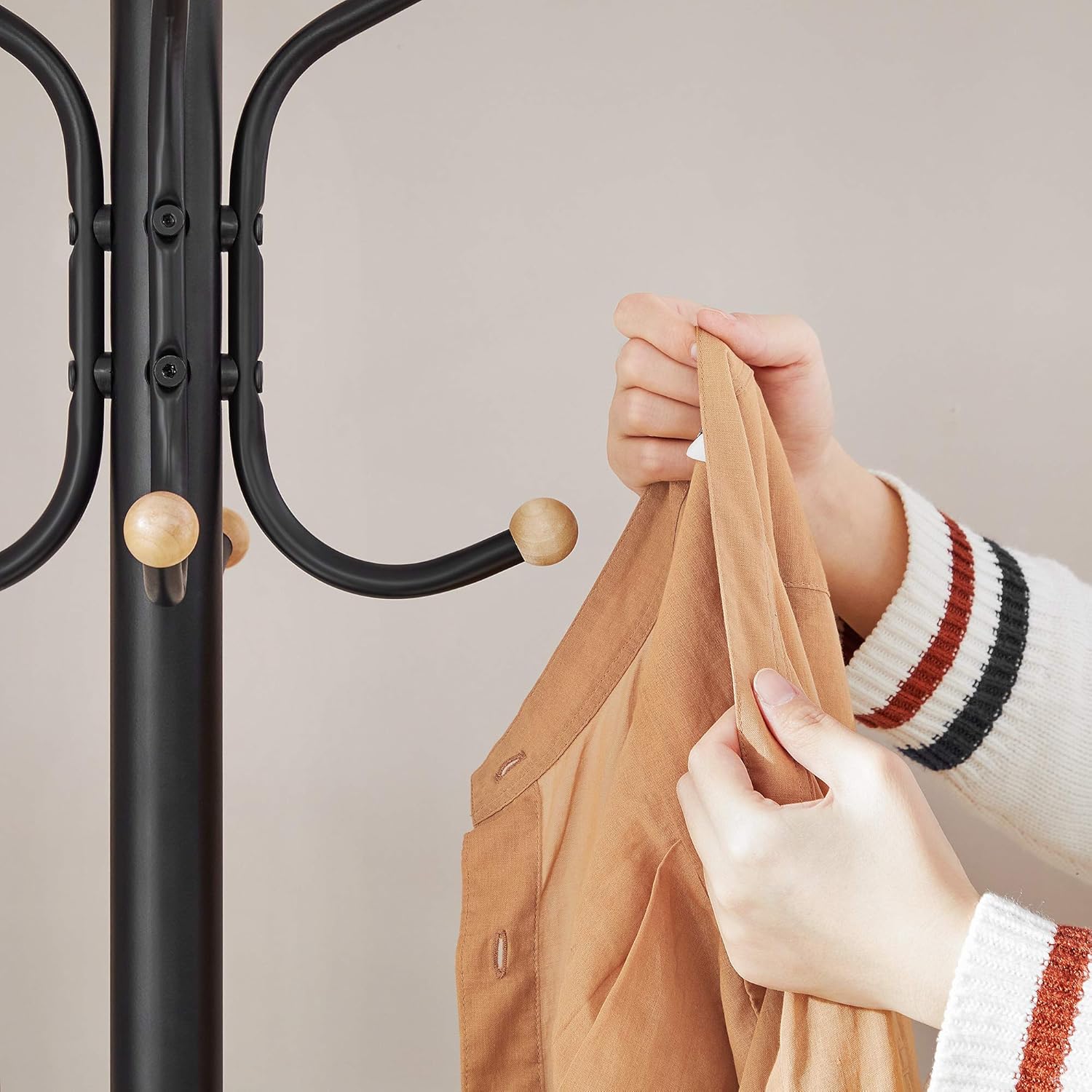 Sonmi - Šatní věšák s elegantním tvarem, výška 182 cm