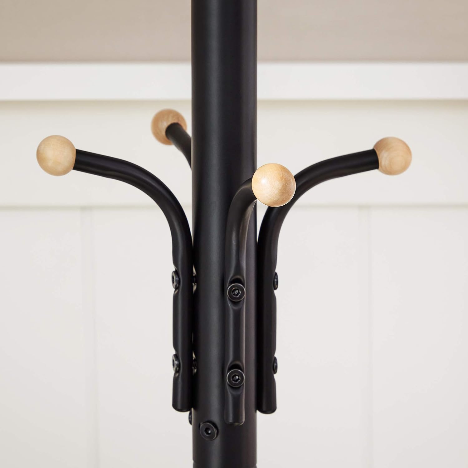 Sonmi - Šatní věšák s elegantním tvarem, výška 182 cm