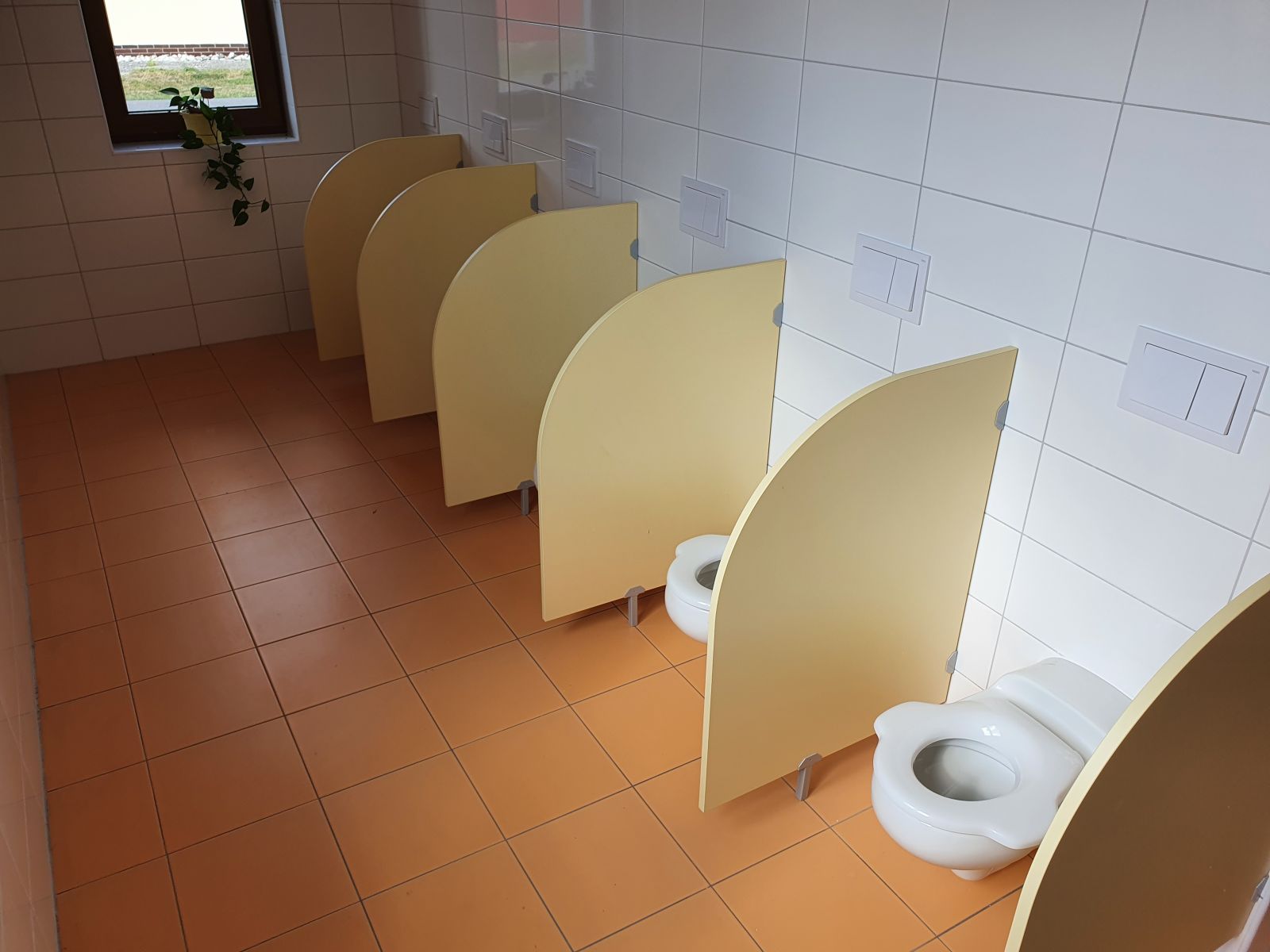 Dělící příčka mezi WC ve školních koupelnách