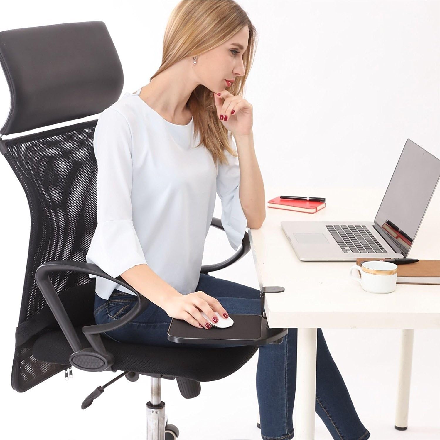Yanx - ergonomická otočná podložka pod myš připevněná pod psacím stolem